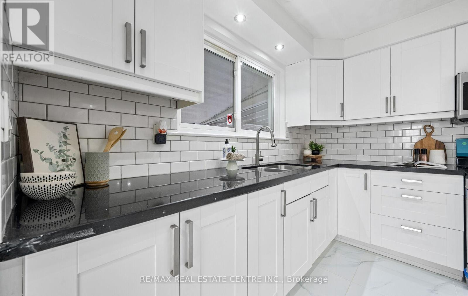 18 Dearbourne Boulevard, Brampton, Ontario  L6T 1J6 - Photo 22 - W12211779