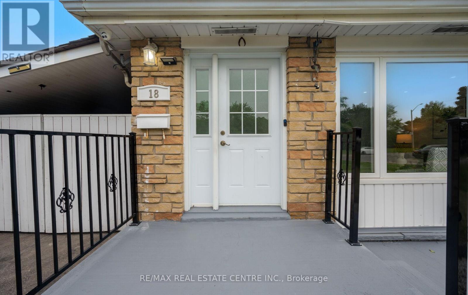 18 Dearbourne Boulevard, Brampton, Ontario  L6T 1J6 - Photo 3 - W12211779