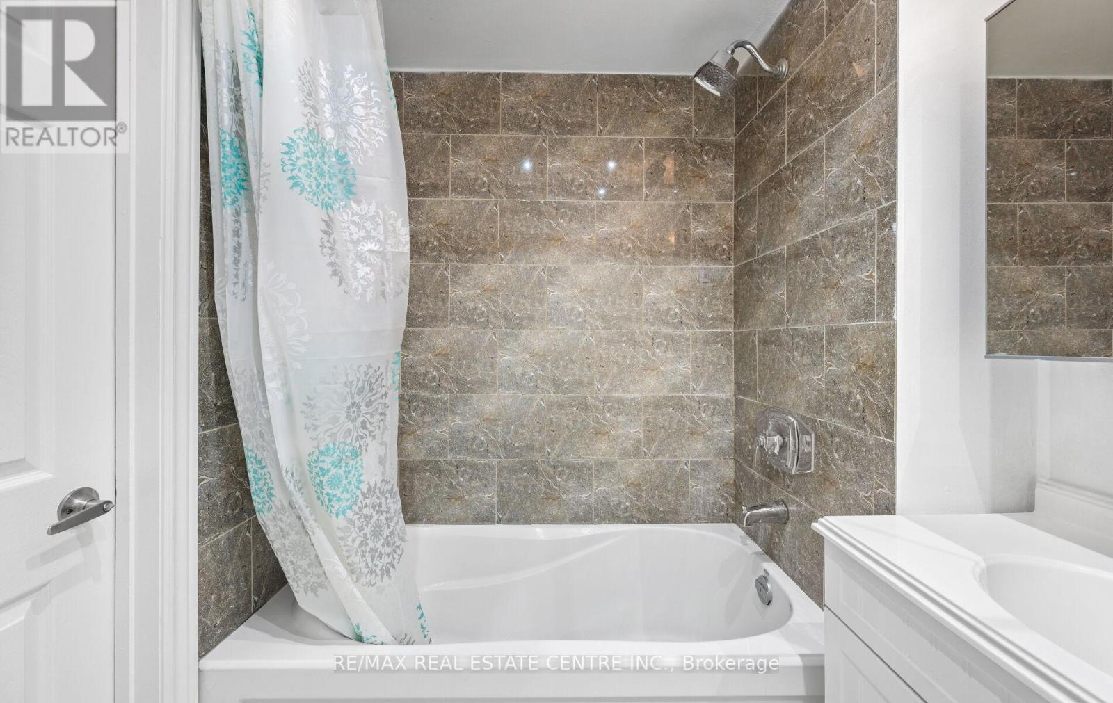 18 Dearbourne Boulevard, Brampton, Ontario  L6T 1J6 - Photo 32 - W12211779