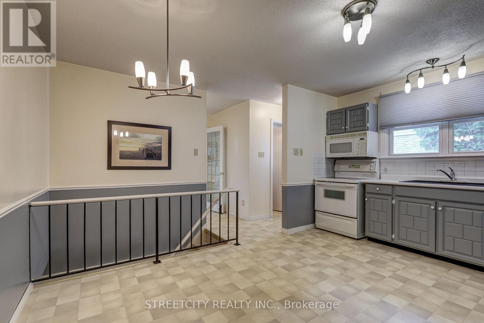 981 Farnham Court, London South, Ontario  N6K 1R5 - Photo 21 - X12211863