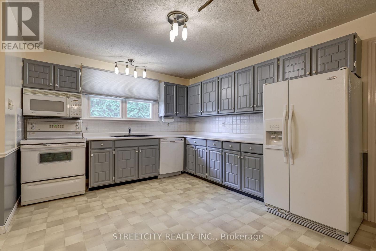 981 Farnham Court, London South, Ontario  N6K 1R5 - Photo 22 - X12211863