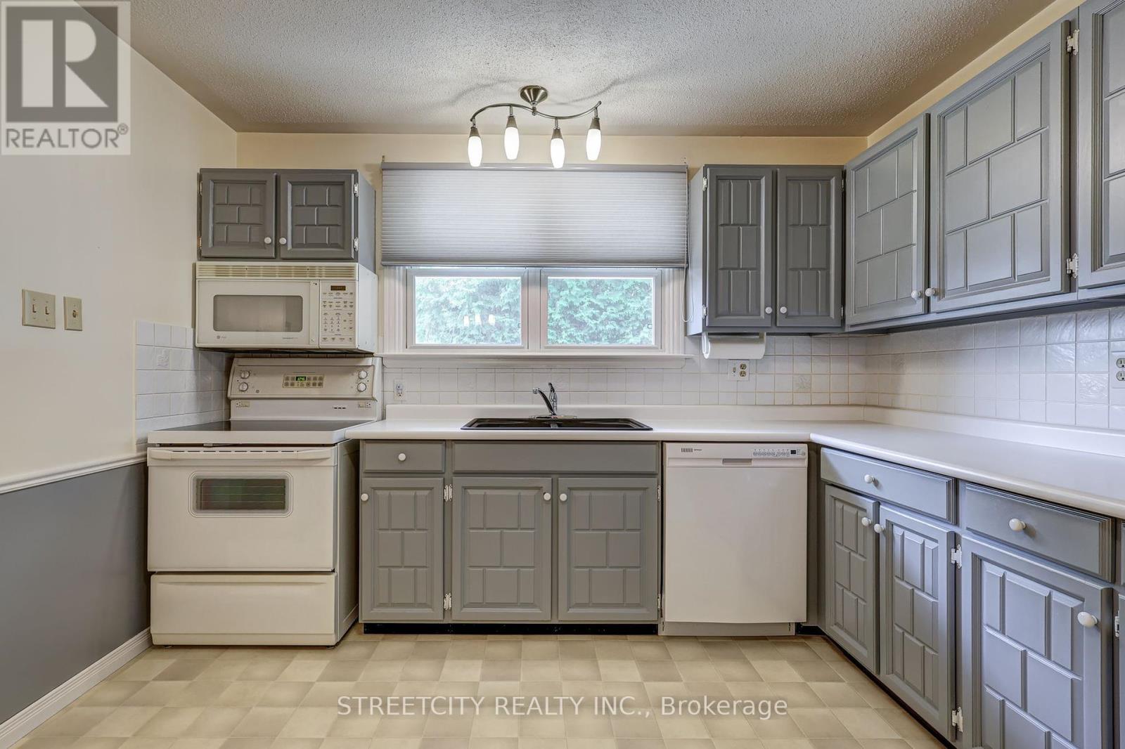 981 Farnham Court, London South, Ontario  N6K 1R5 - Photo 23 - X12211863