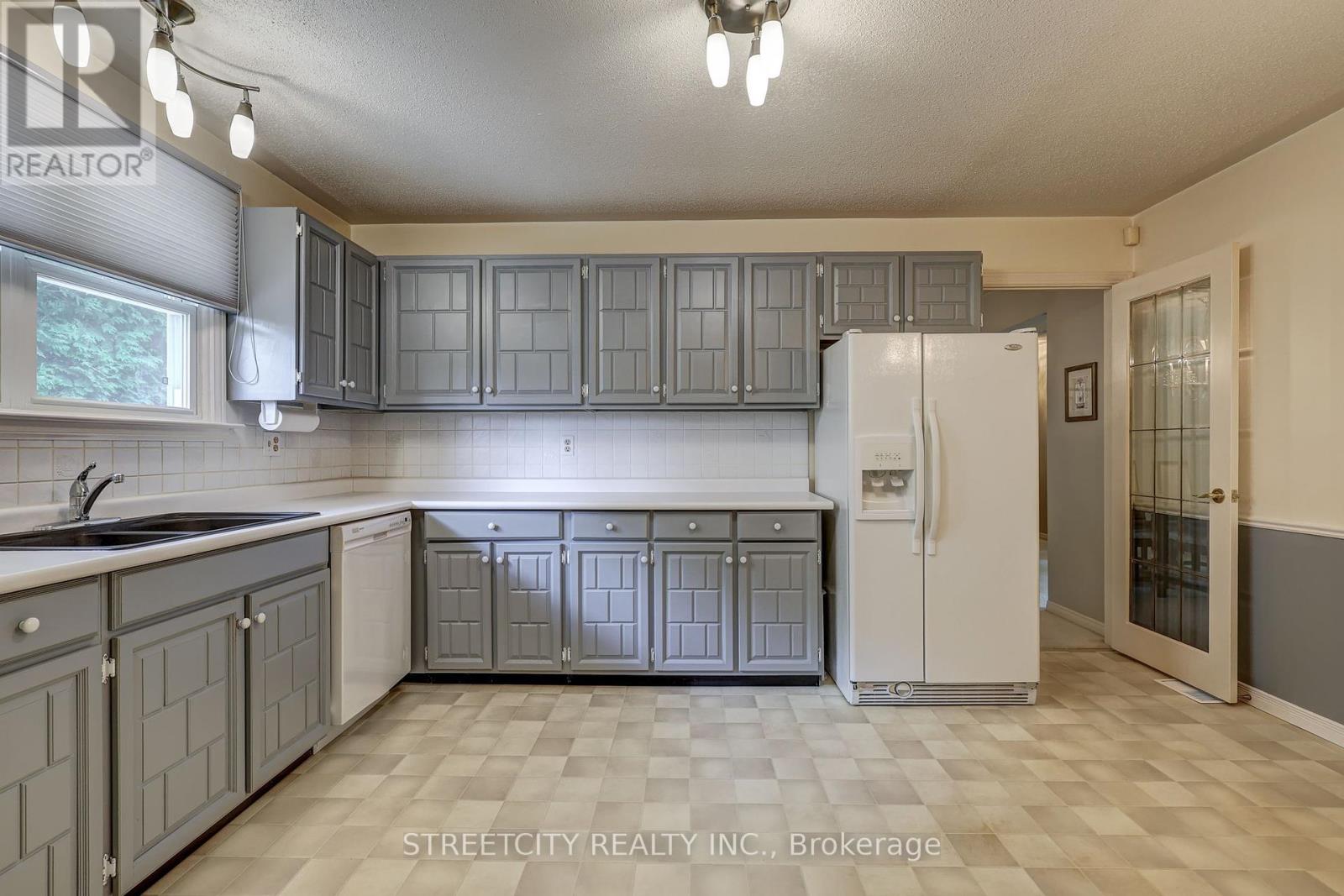 981 Farnham Court, London South, Ontario  N6K 1R5 - Photo 24 - X12211863