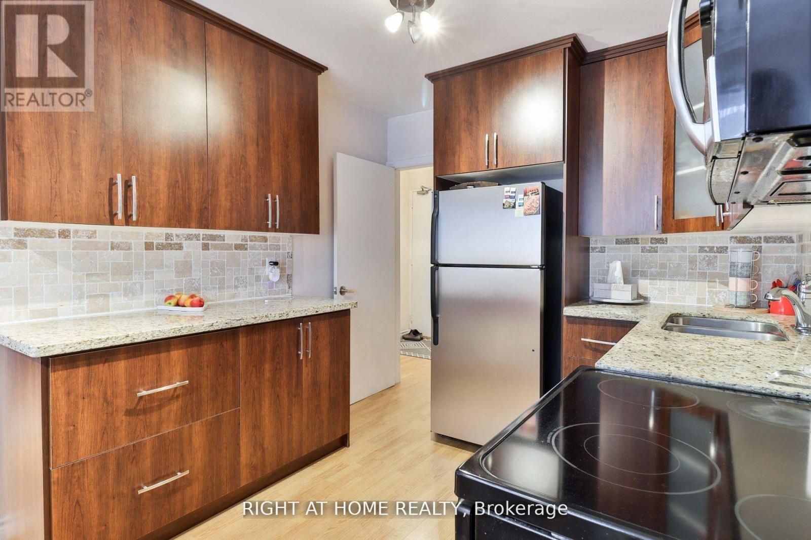 12 - 50 THREE VALLEYS DRIVE, Toronto, Ontario