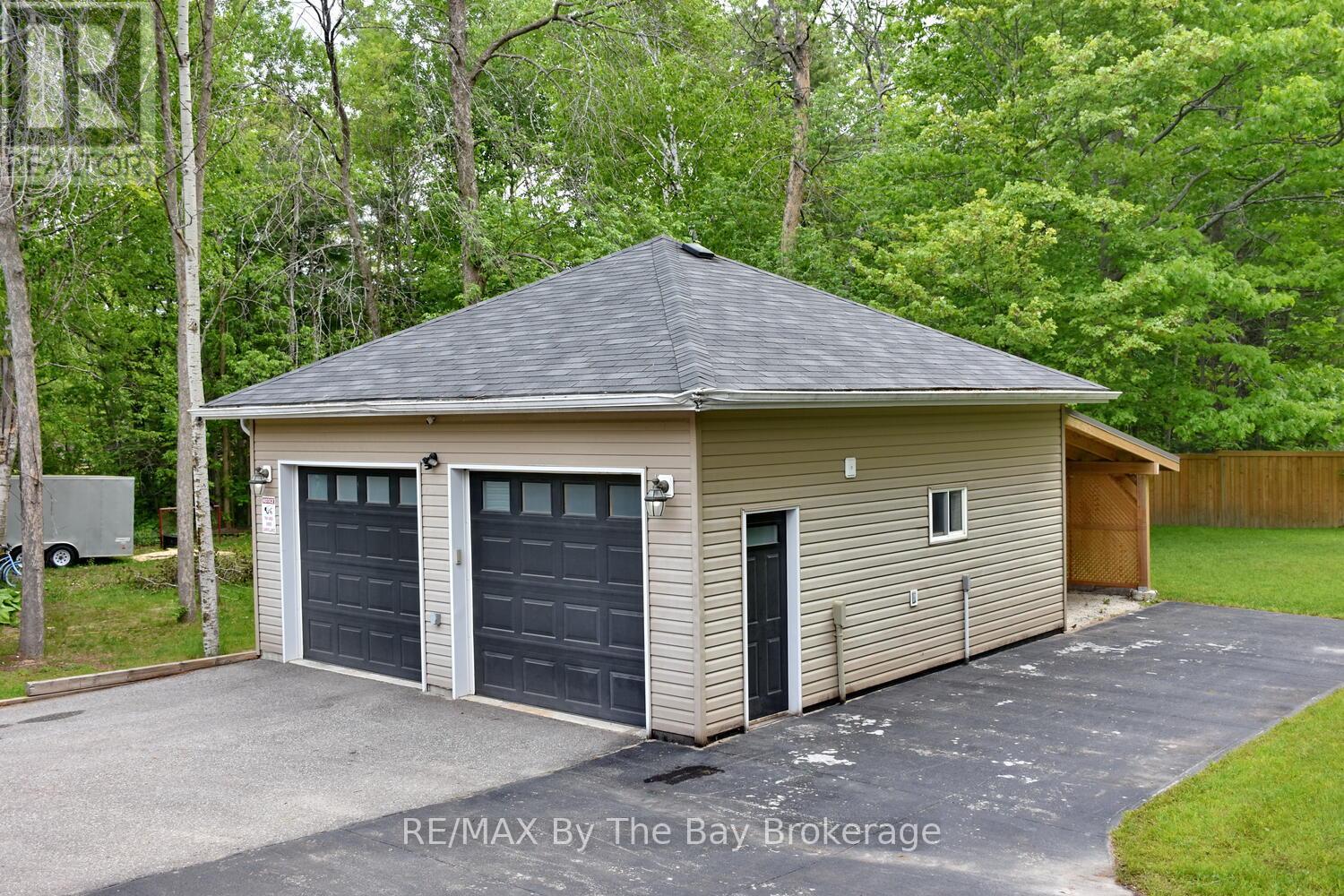 75 40th Street S, Wasaga Beach, Ontario  L9Z 1Z9 - Photo 2 - S12211841