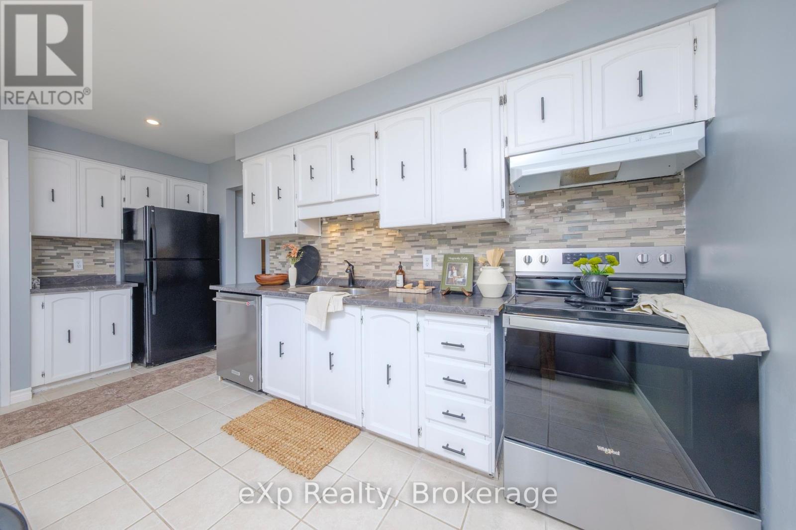 484 Falconer Street, Saugeen Shores, Ontario  N0H 2C2 - Photo 9 - X12211808