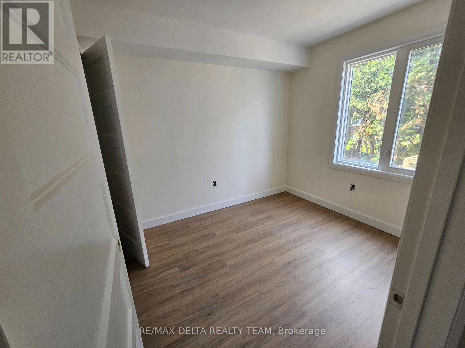 B - 77 Granton Avenue, Ottawa, Ontario  K2G 1L2 - Photo 5 - X12211796