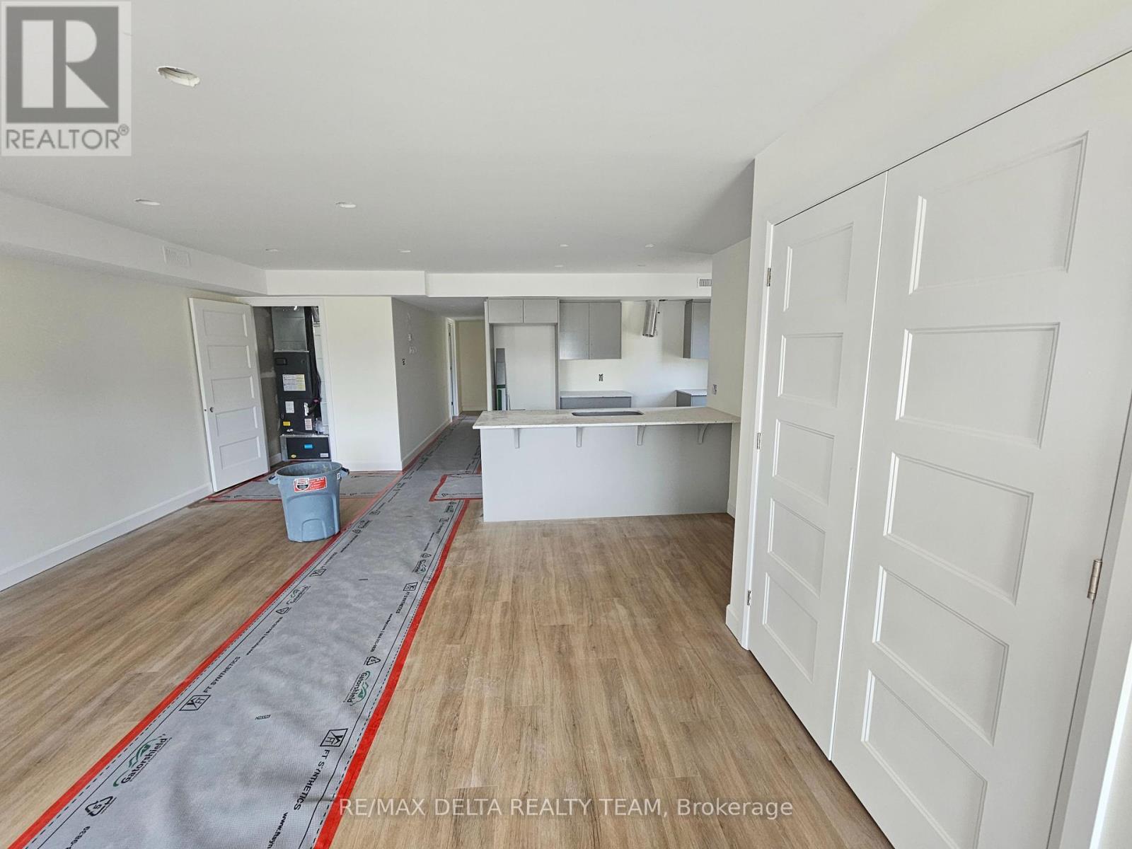 D - 77 Granton Avenue, Ottawa, Ontario  K2G 1L2 - Photo 4 - X12211802