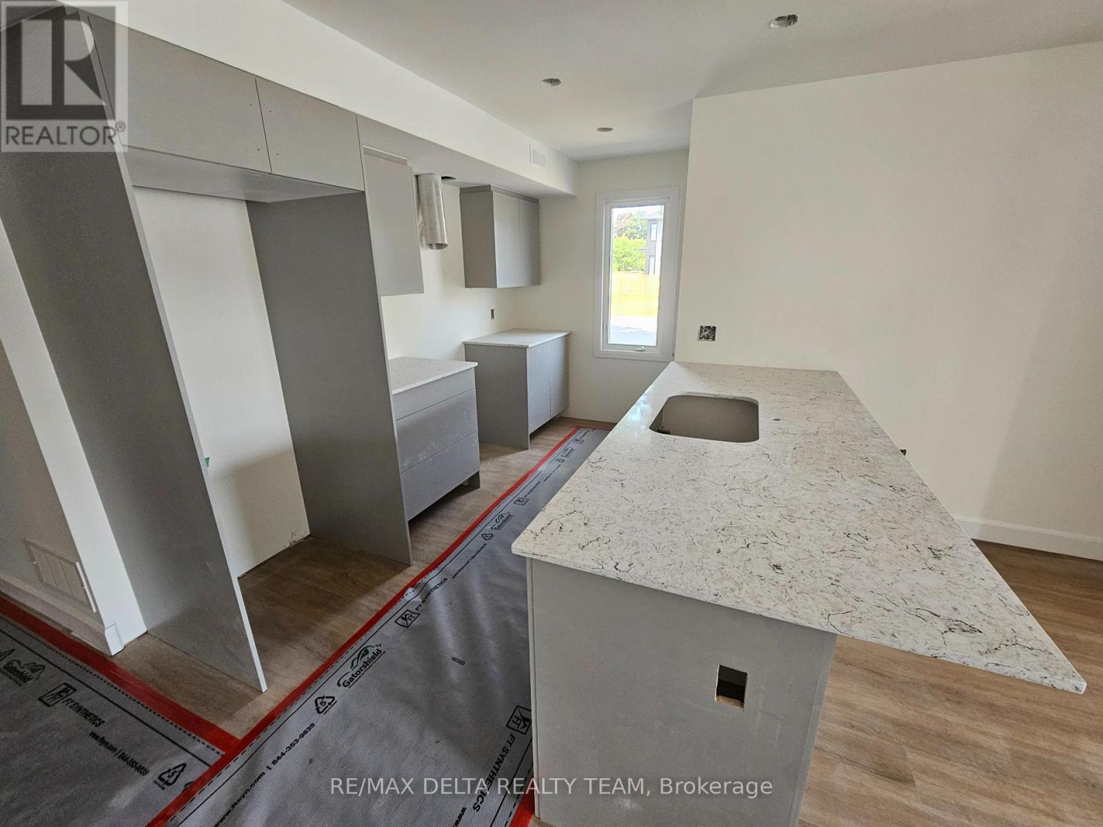 D - 77 Granton Avenue, Ottawa, Ontario  K2G 1L2 - Photo 5 - X12211802