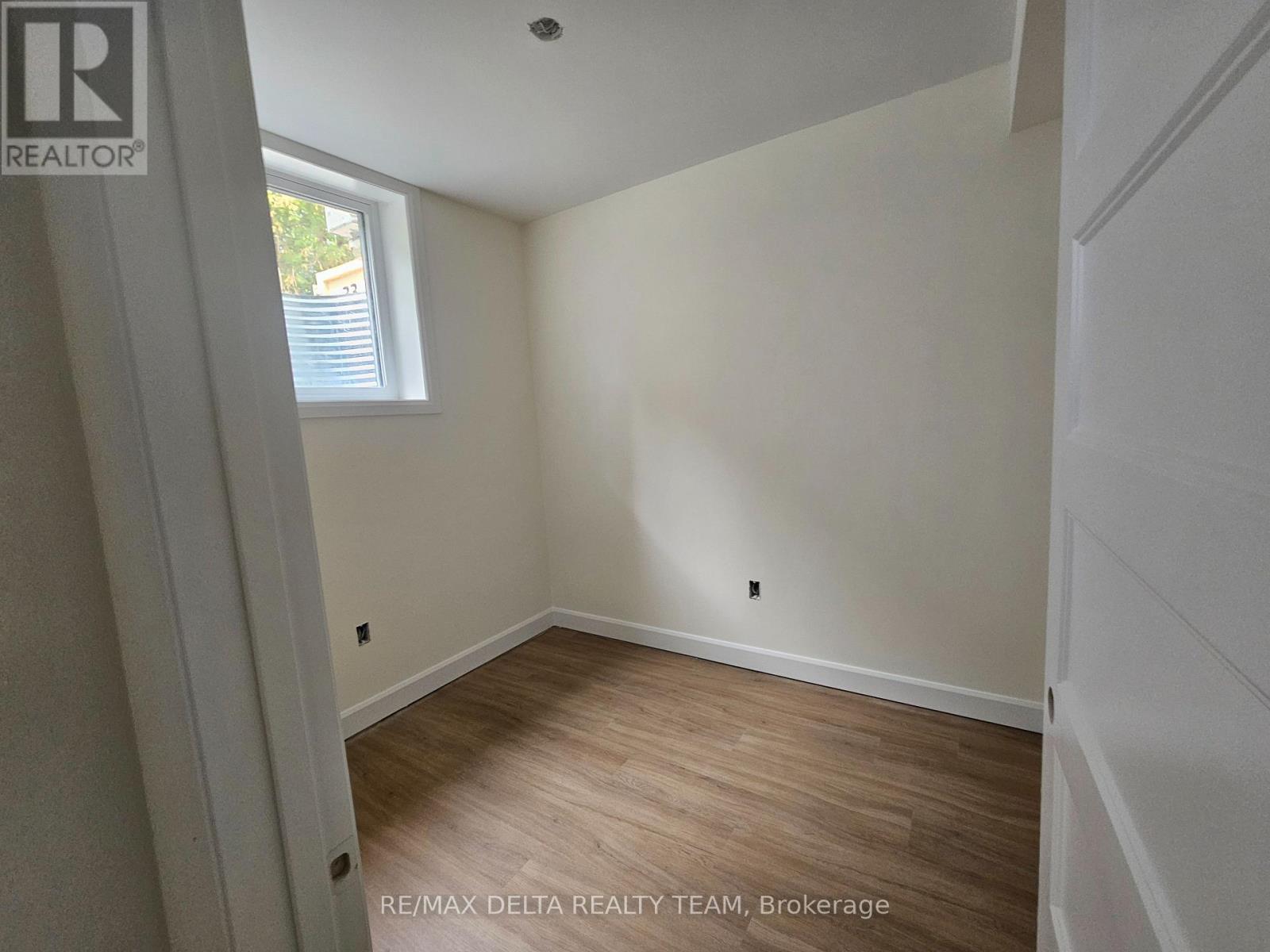 E - 77 Granton Avenue, Ottawa, Ontario  K2G 1L2 - Photo 3 - X12211806