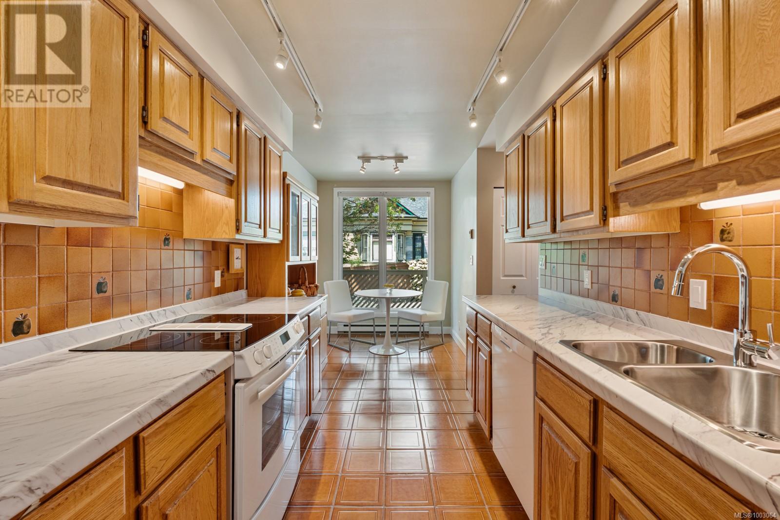 40 211 Robert St, Victoria, British Columbia  V9A 3Z1 - Photo 14 - 1003064