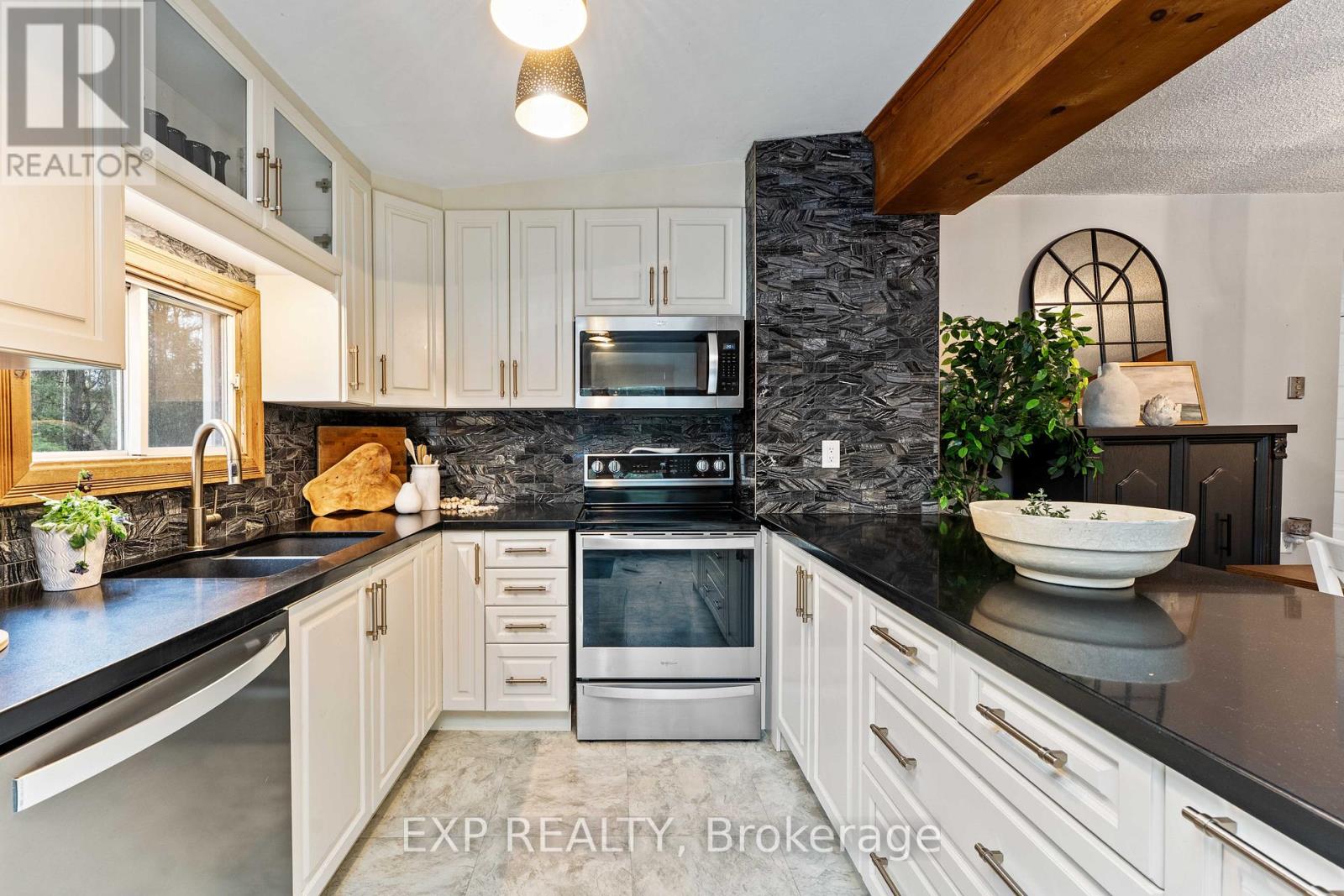 72 Station Road, Georgina, Ontario  L0E 1N0 - Photo 6 - N12211821