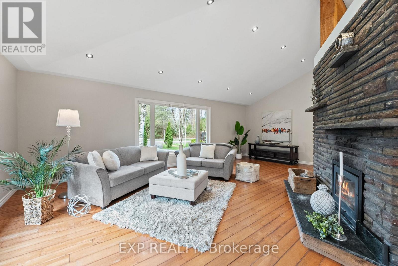 37 Manniku Road, Georgina, Ontario  L9P 1R2 - Photo 7 - N12211836