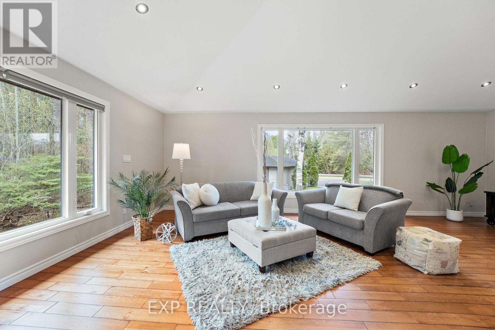 37 Manniku Road, Georgina, Ontario  L9P 1R2 - Photo 8 - N12211836