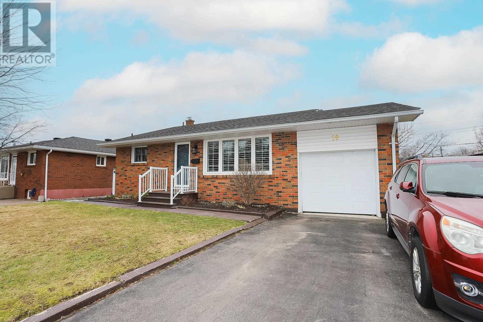 19 Pretoria Hl, Sault Ste. Marie, Ontario  P6C 5B9 - Photo 3 - SM250650