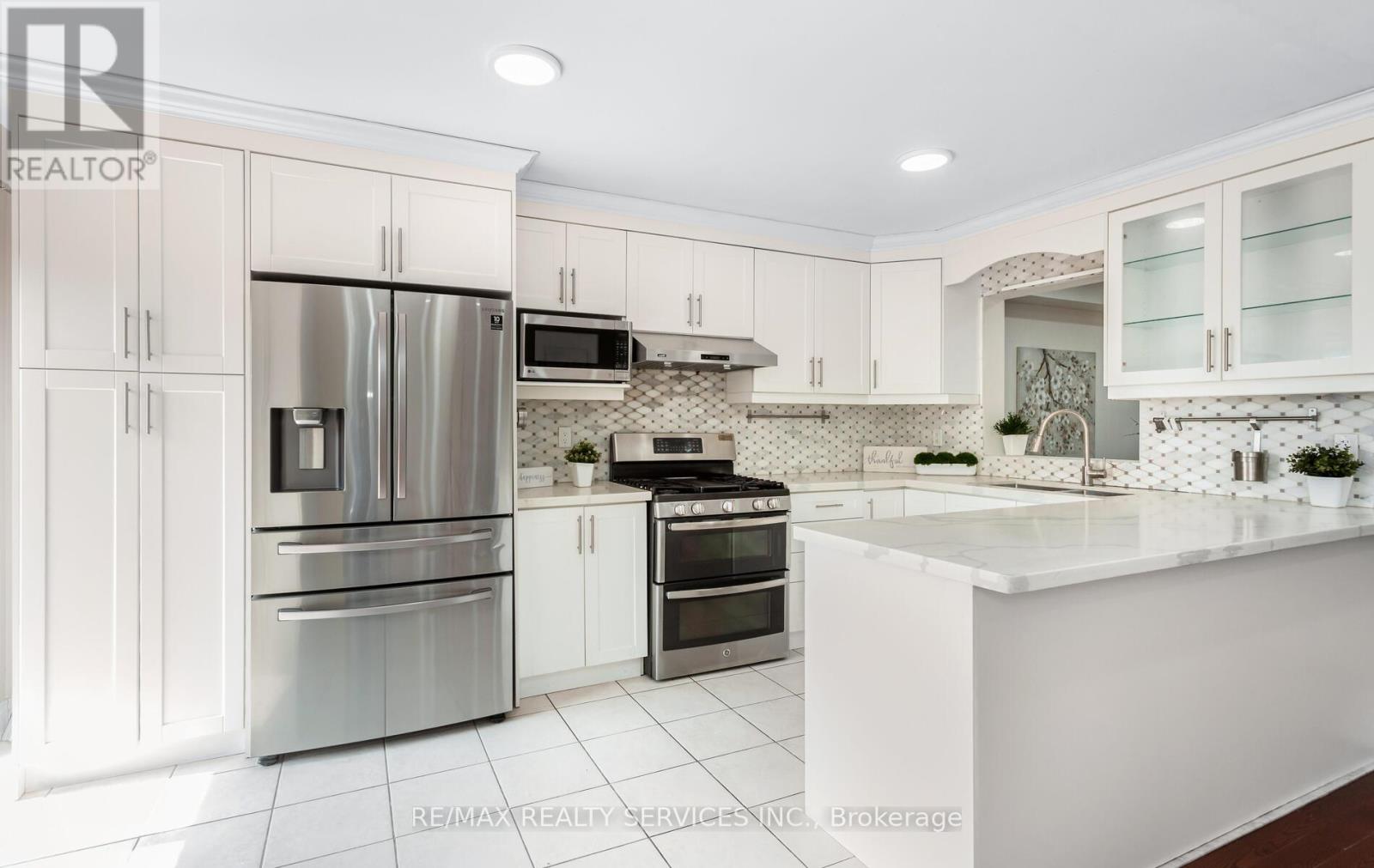 592 Orange Walk Crescent, Mississauga, Ontario  L5R 0A3 - Photo 11 - W12211807
