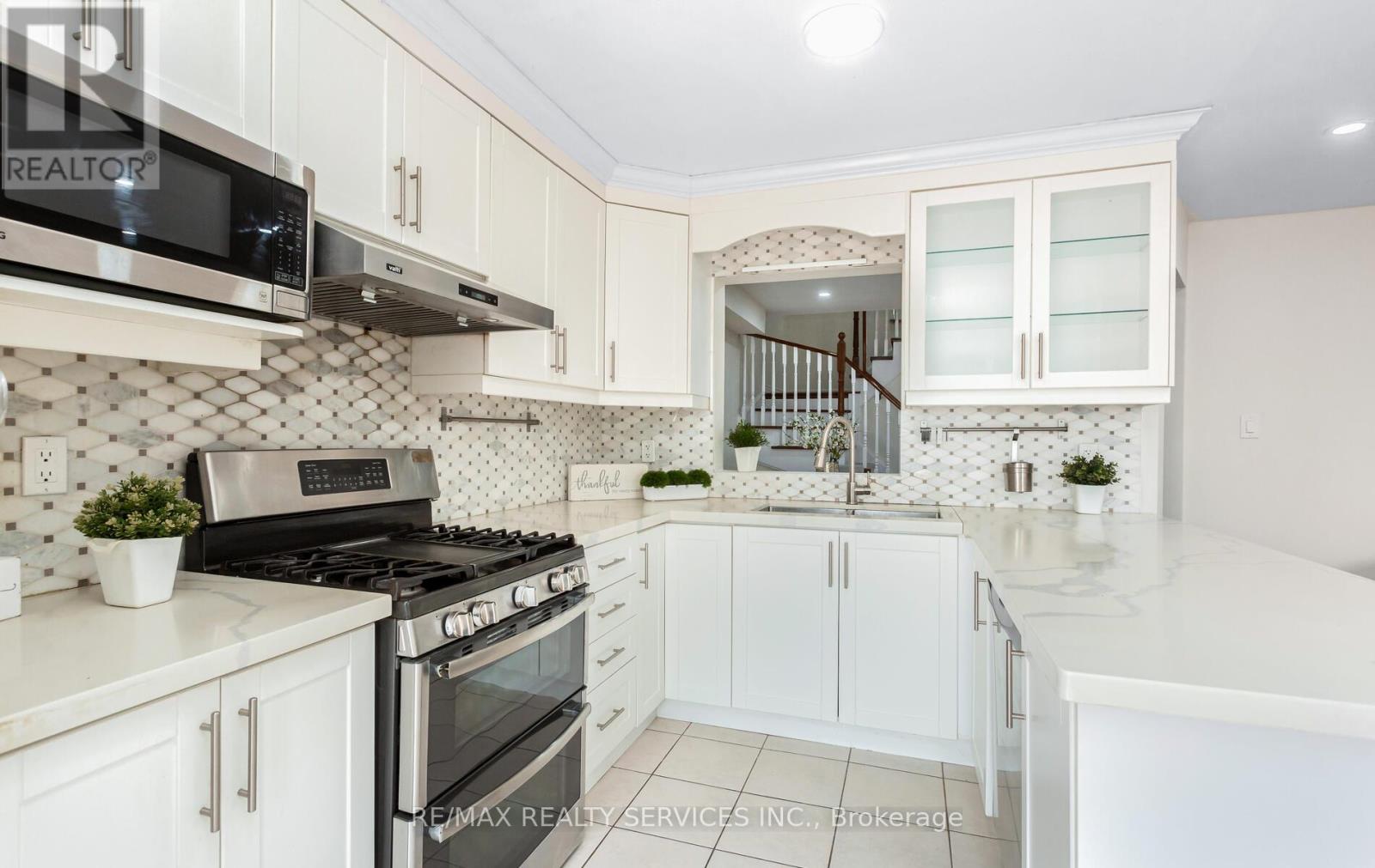 592 Orange Walk Crescent, Mississauga, Ontario  L5R 0A3 - Photo 13 - W12211807