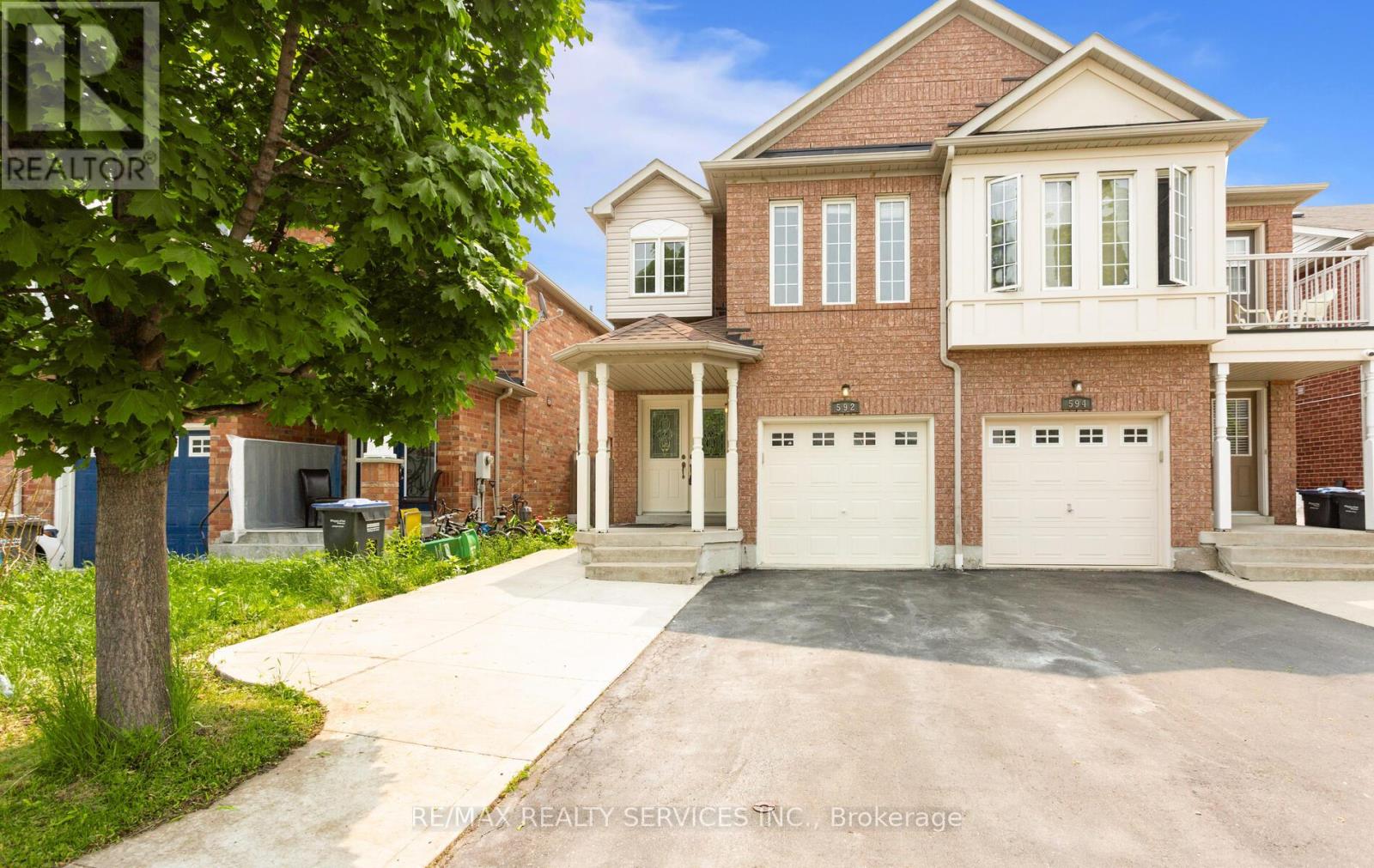 592 Orange Walk Crescent, Mississauga, Ontario  L5R 0A3 - Photo 2 - W12211807