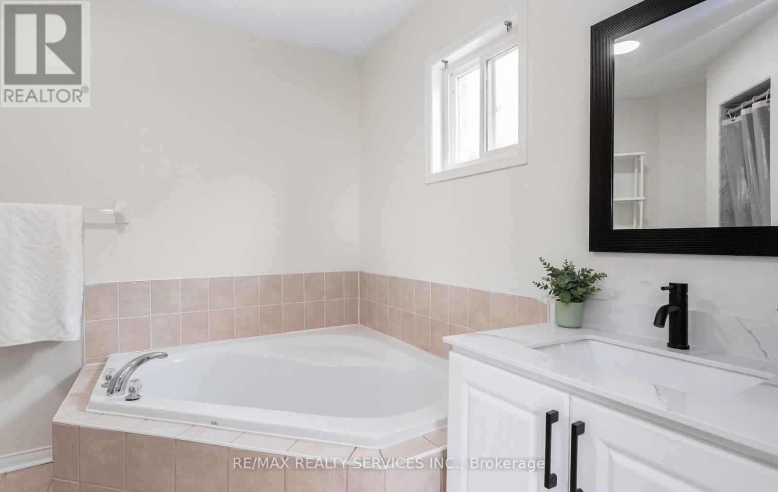 592 Orange Walk Crescent, Mississauga, Ontario  L5R 0A3 - Photo 20 - W12211807