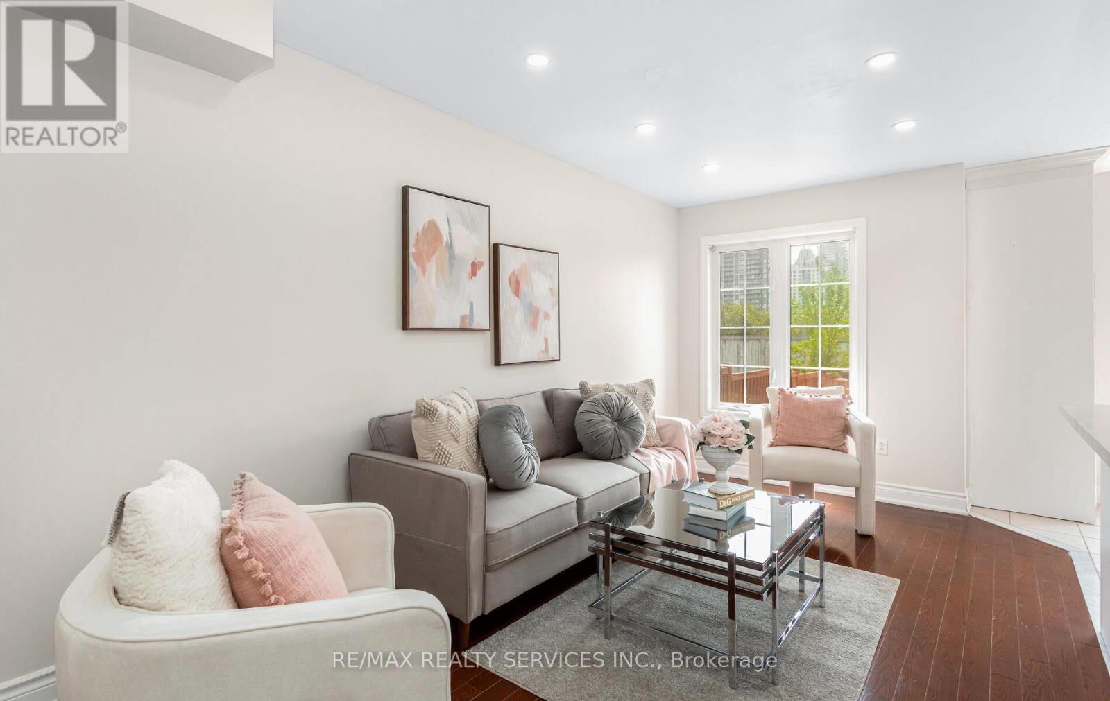 592 Orange Walk Crescent, Mississauga, Ontario  L5R 0A3 - Photo 8 - W12211807