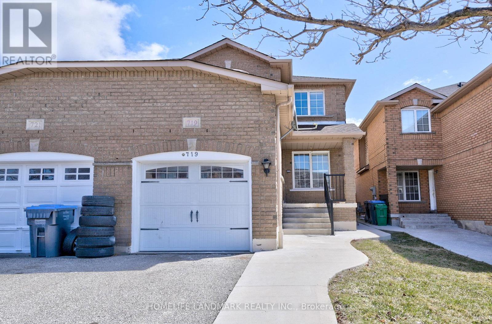 719 Stonebridge Avenue, Mississauga, Ontario  L5V 2K9 - Photo 1 - W12211866