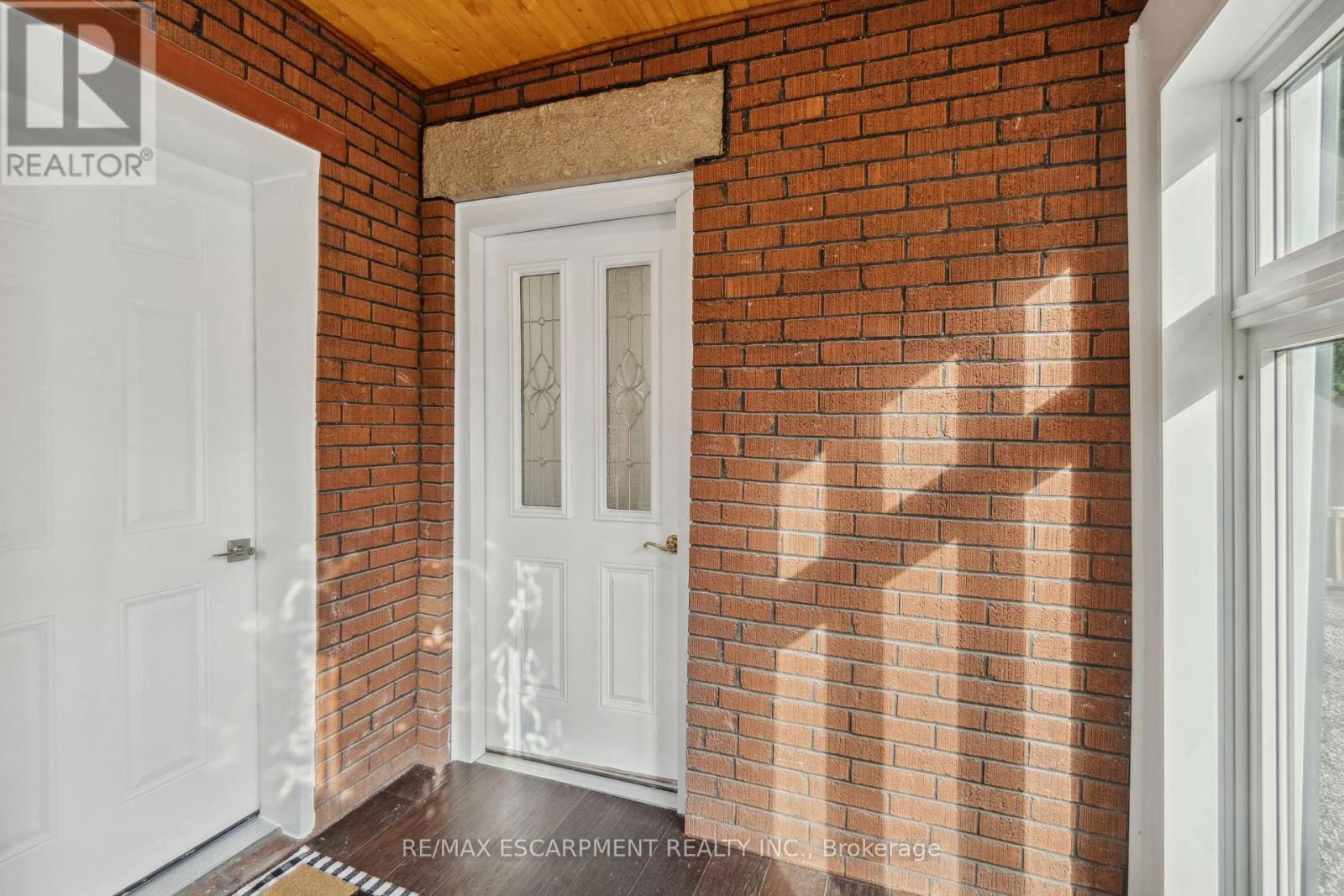 Upper - 200 Waterloo Avenue, Guelph, Ontario  N1H 3J5 - Photo 2 - X12211795
