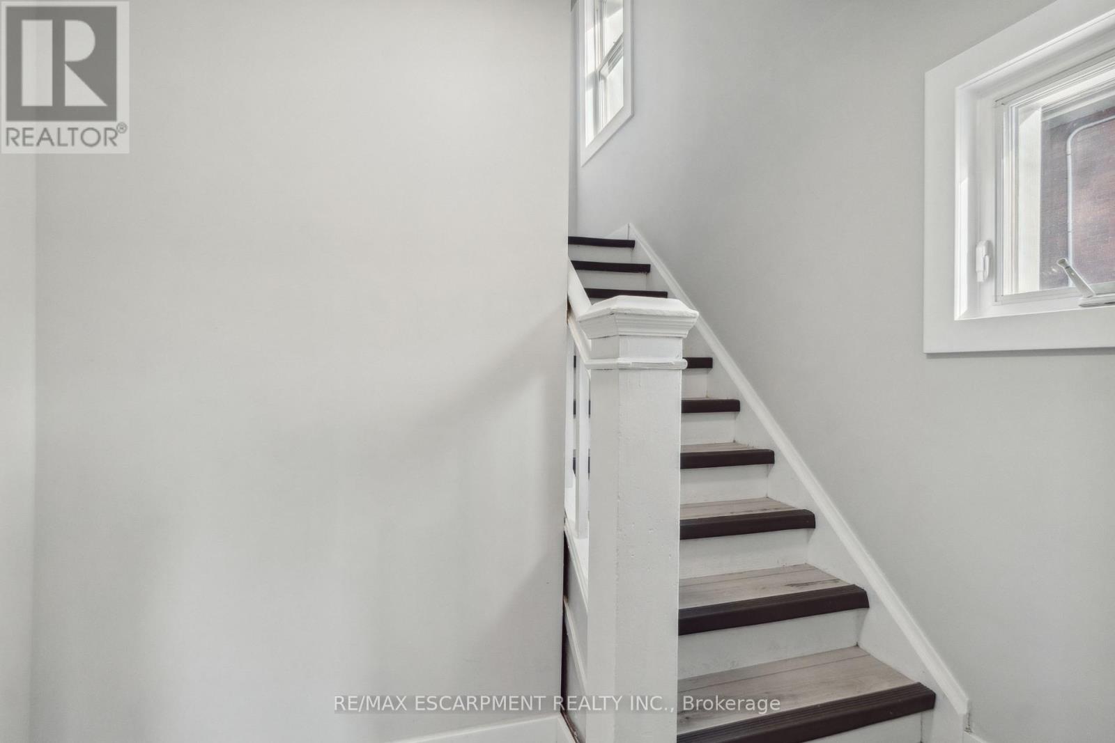 Upper - 200 Waterloo Avenue, Guelph, Ontario  N1H 3J5 - Photo 3 - X12211795