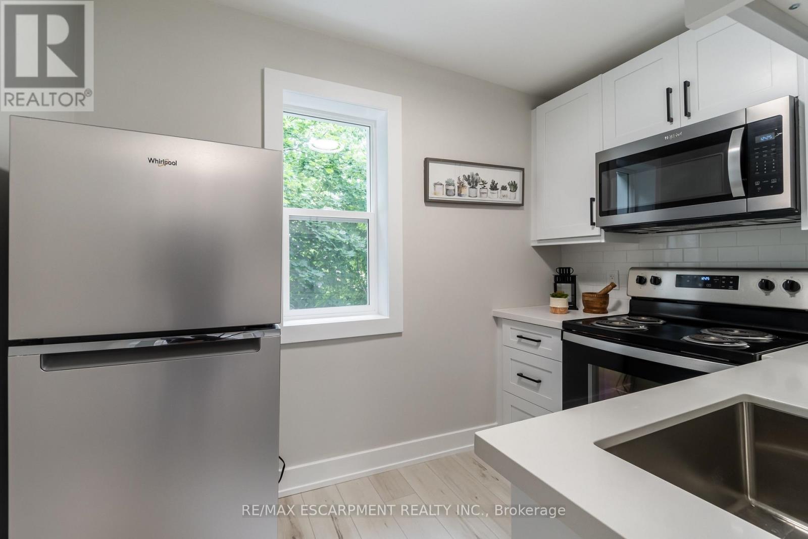 Upper - 200 Waterloo Avenue, Guelph, Ontario  N1H 3J5 - Photo 6 - X12211795
