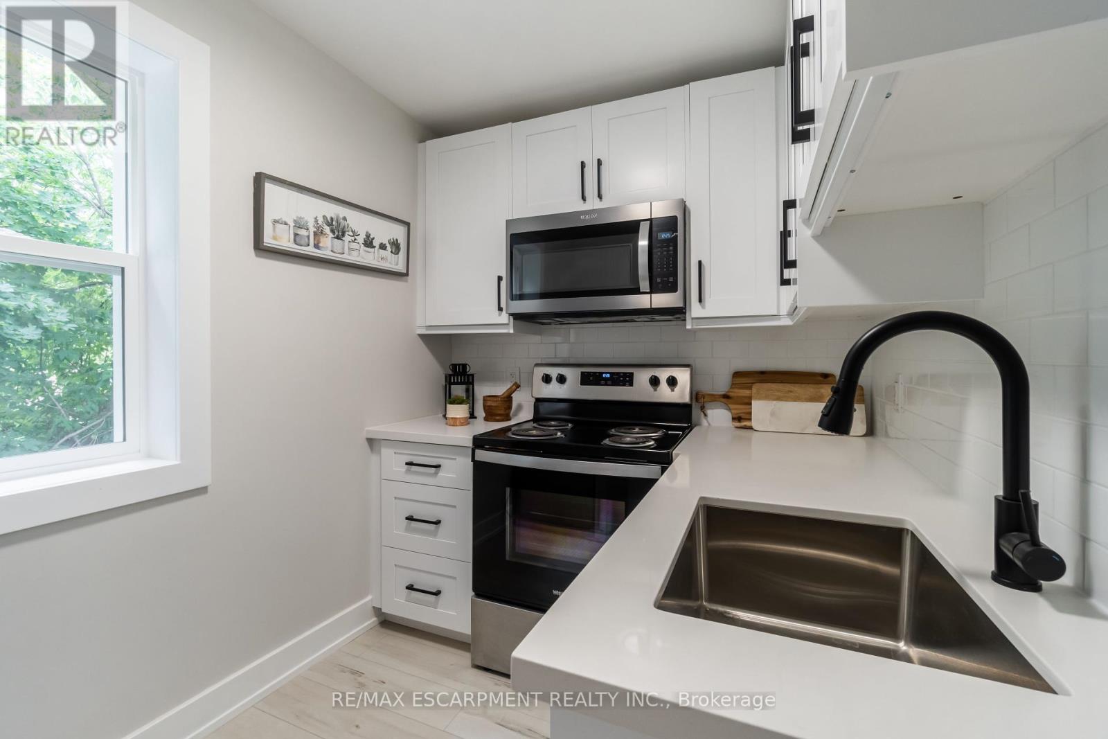 Upper - 200 Waterloo Avenue, Guelph, Ontario  N1H 3J5 - Photo 7 - X12211795