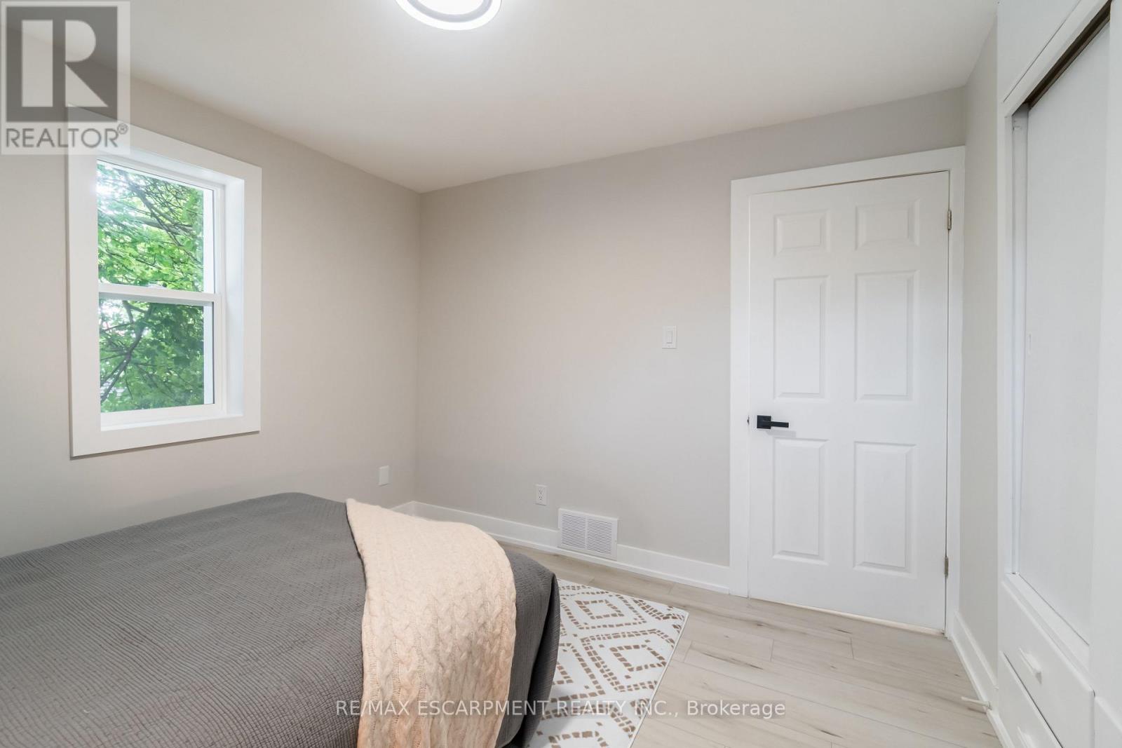 Upper - 200 Waterloo Avenue, Guelph, Ontario  N1H 3J5 - Photo 9 - X12211795