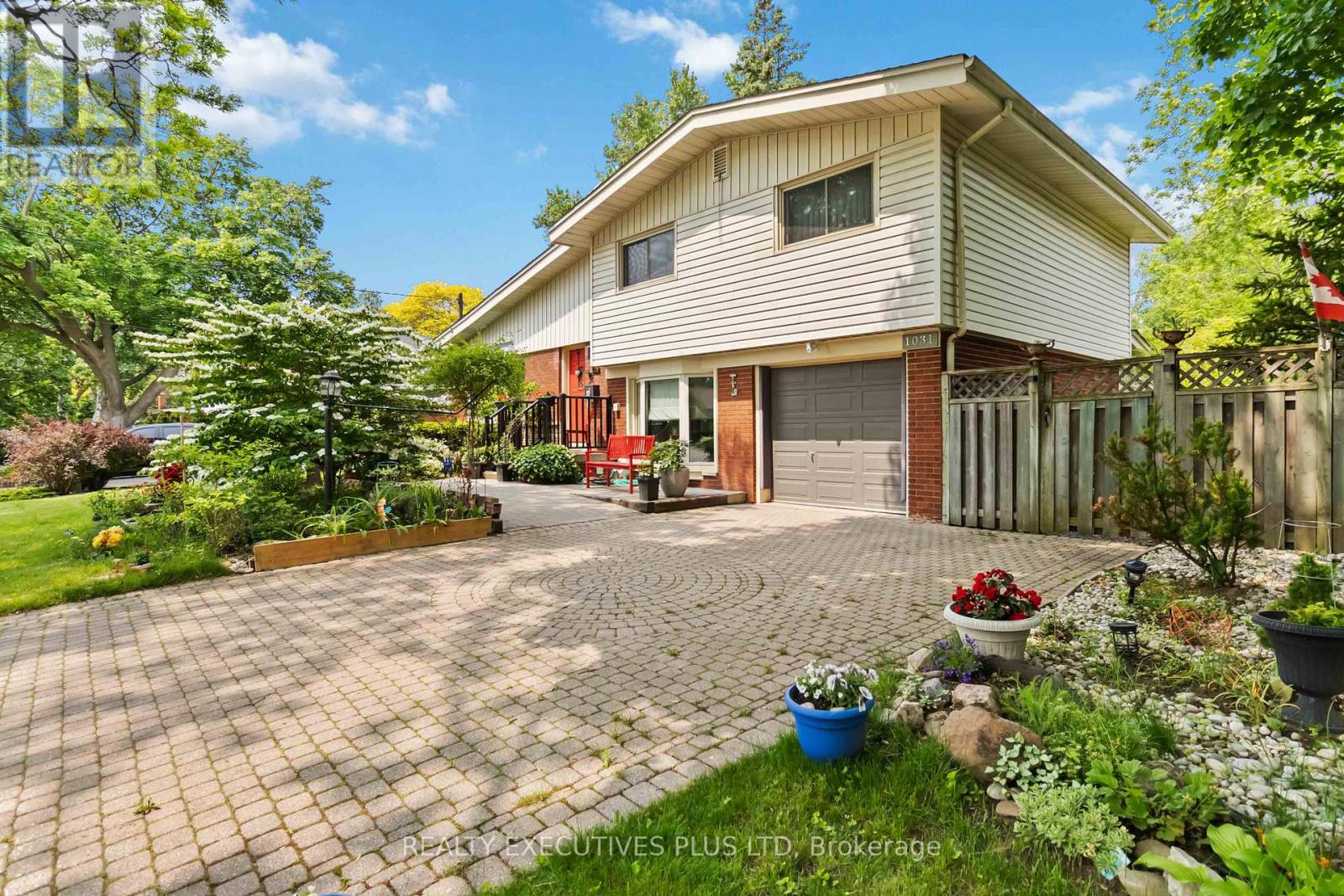 1031 Marley Crescent, Burlington, Ontario  L7T 3S3 - Photo 2 - W12210223