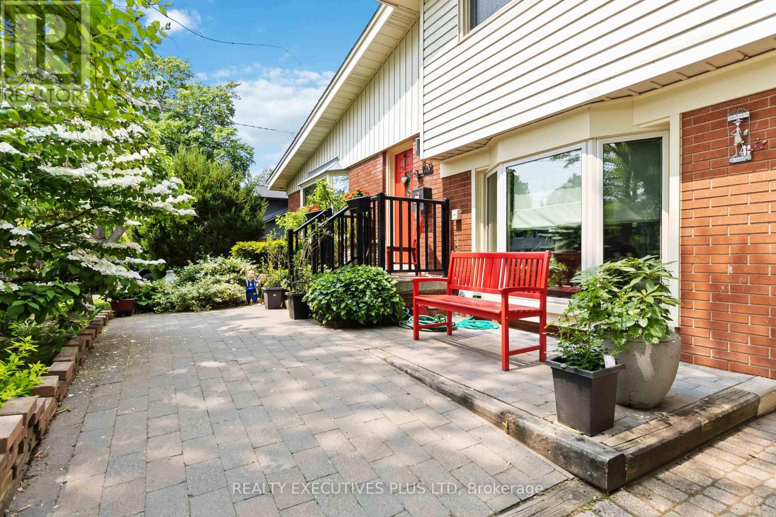 1031 Marley Crescent, Burlington, Ontario  L7T 3S3 - Photo 4 - W12210223