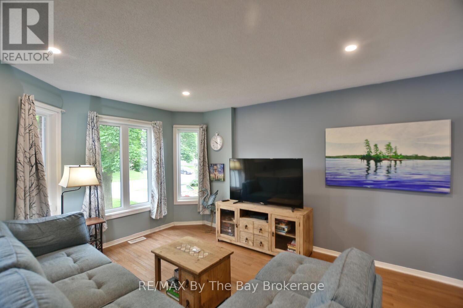 126 Fernbrook Drive, Wasaga Beach, Ontario  L9Z 1G6 - Photo 5 - S12211842