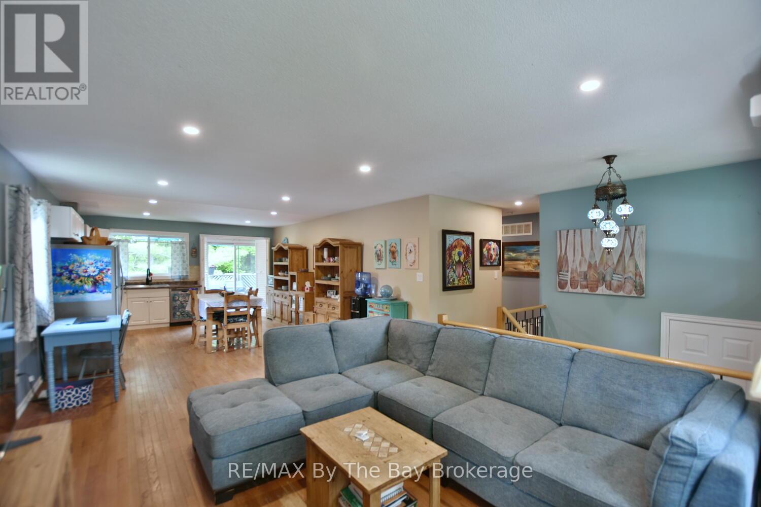 126 Fernbrook Drive, Wasaga Beach, Ontario  L9Z 1G6 - Photo 6 - S12211842