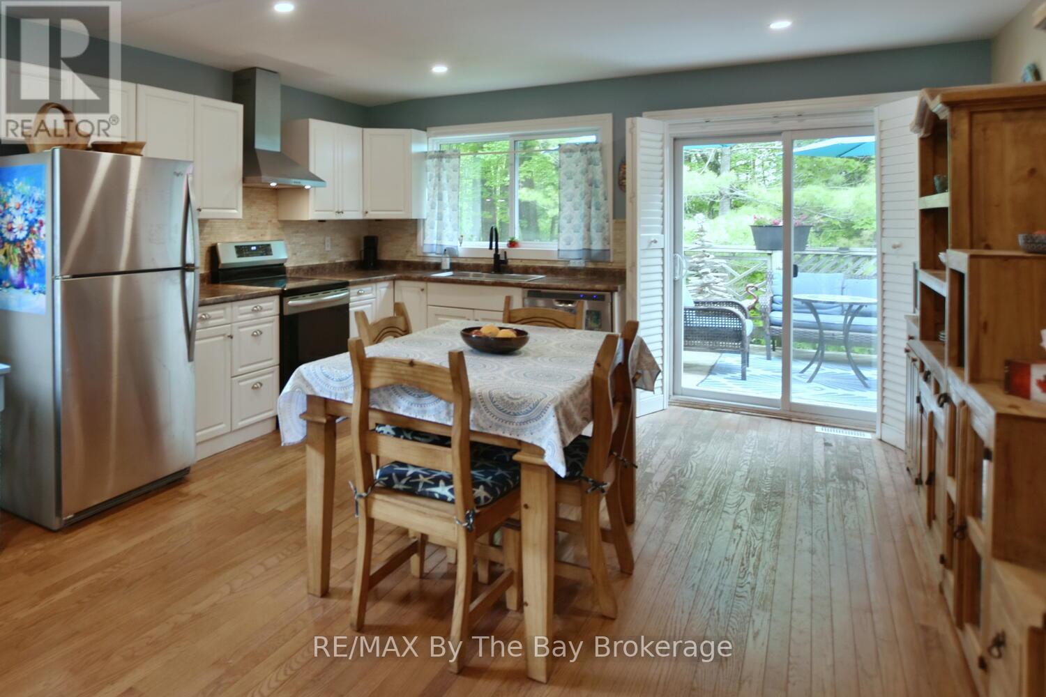 126 Fernbrook Drive, Wasaga Beach, Ontario  L9Z 1G6 - Photo 8 - S12211842