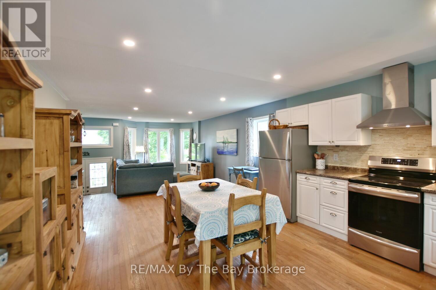 126 Fernbrook Drive, Wasaga Beach, Ontario  L9Z 1G6 - Photo 9 - S12211842