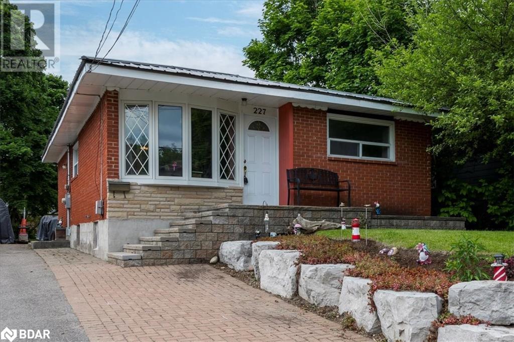 227 Southview Road, Barrie, Ontario  L4N 3X6 - Photo 2 - 40734601