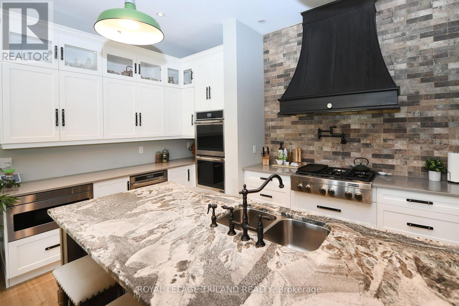 7264 Ridge Road, Lambton Shores (Bosanquet), Ontario  N0N 1J3 - Photo 16 - X12212207