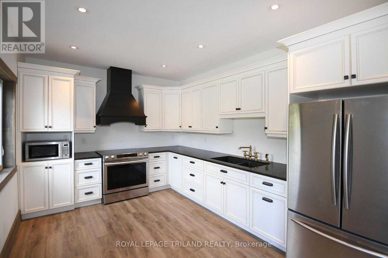 7264 Ridge Road, Lambton Shores (Bosanquet), Ontario  N0N 1J3 - Photo 29 - X12212207
