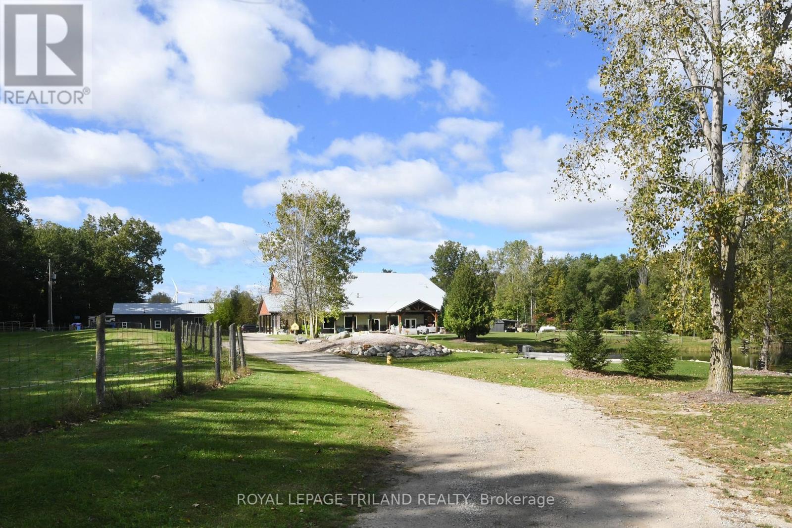 7264 Ridge Road, Lambton Shores (Bosanquet), Ontario  N0N 1J3 - Photo 4 - X12212207