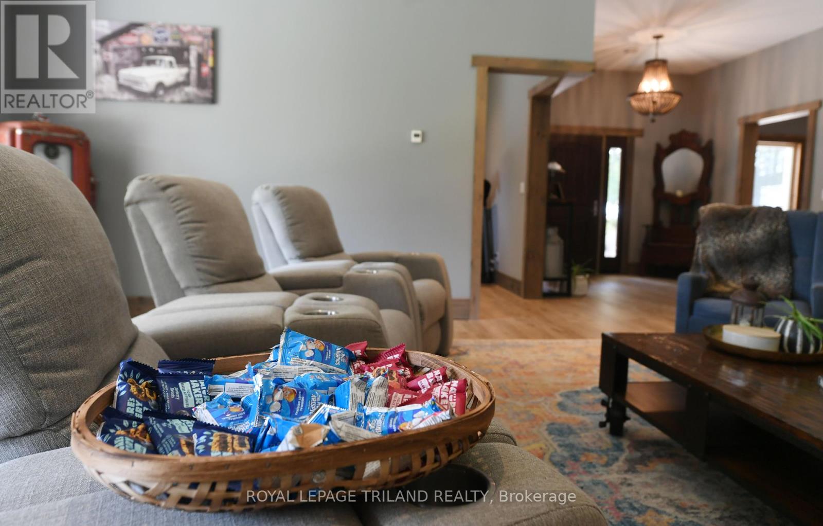 7264 Ridge Road, Lambton Shores (Bosanquet), Ontario  N0N 1J3 - Photo 8 - X12212207