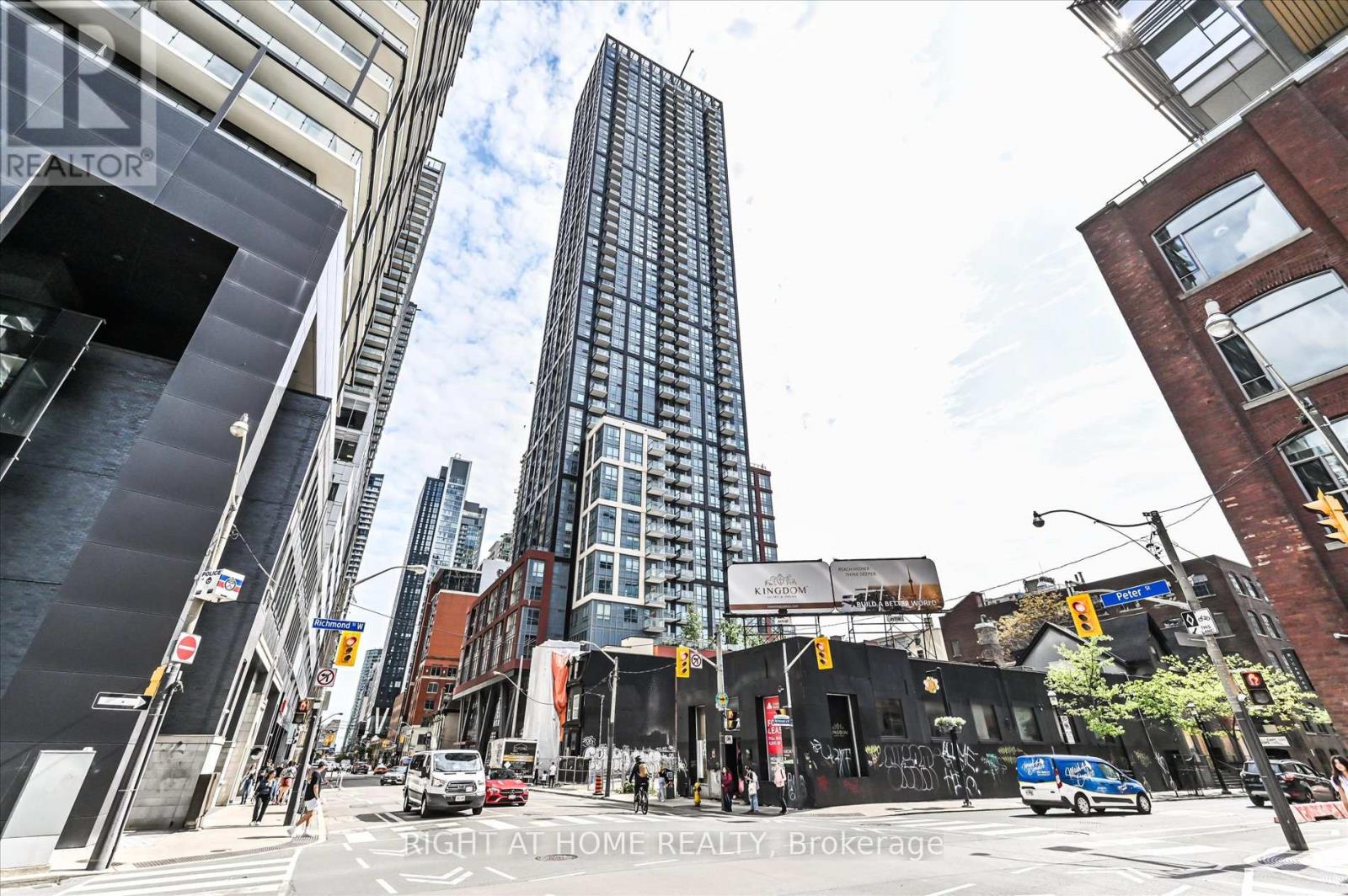 825 - 108 Peter Street, Toronto, Ontario  M5V 0W2 - Photo 2 - C12211915