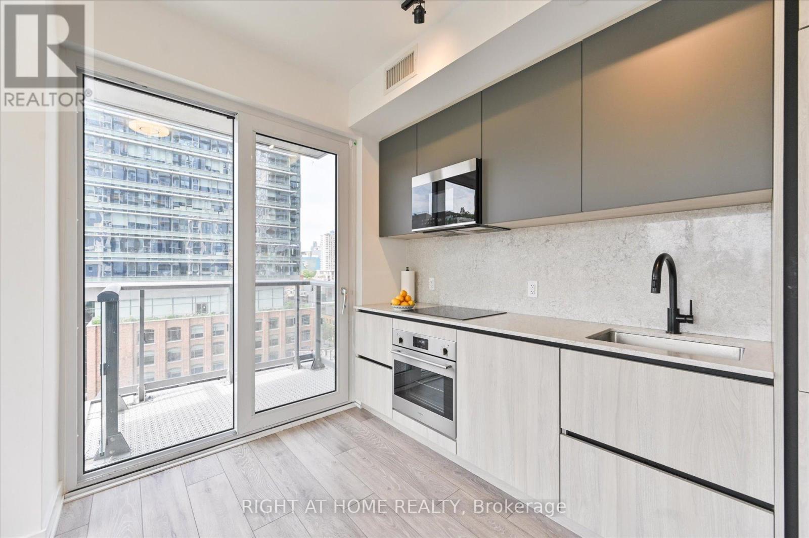 825 - 108 Peter Street, Toronto, Ontario  M5V 0W2 - Photo 5 - C12211915