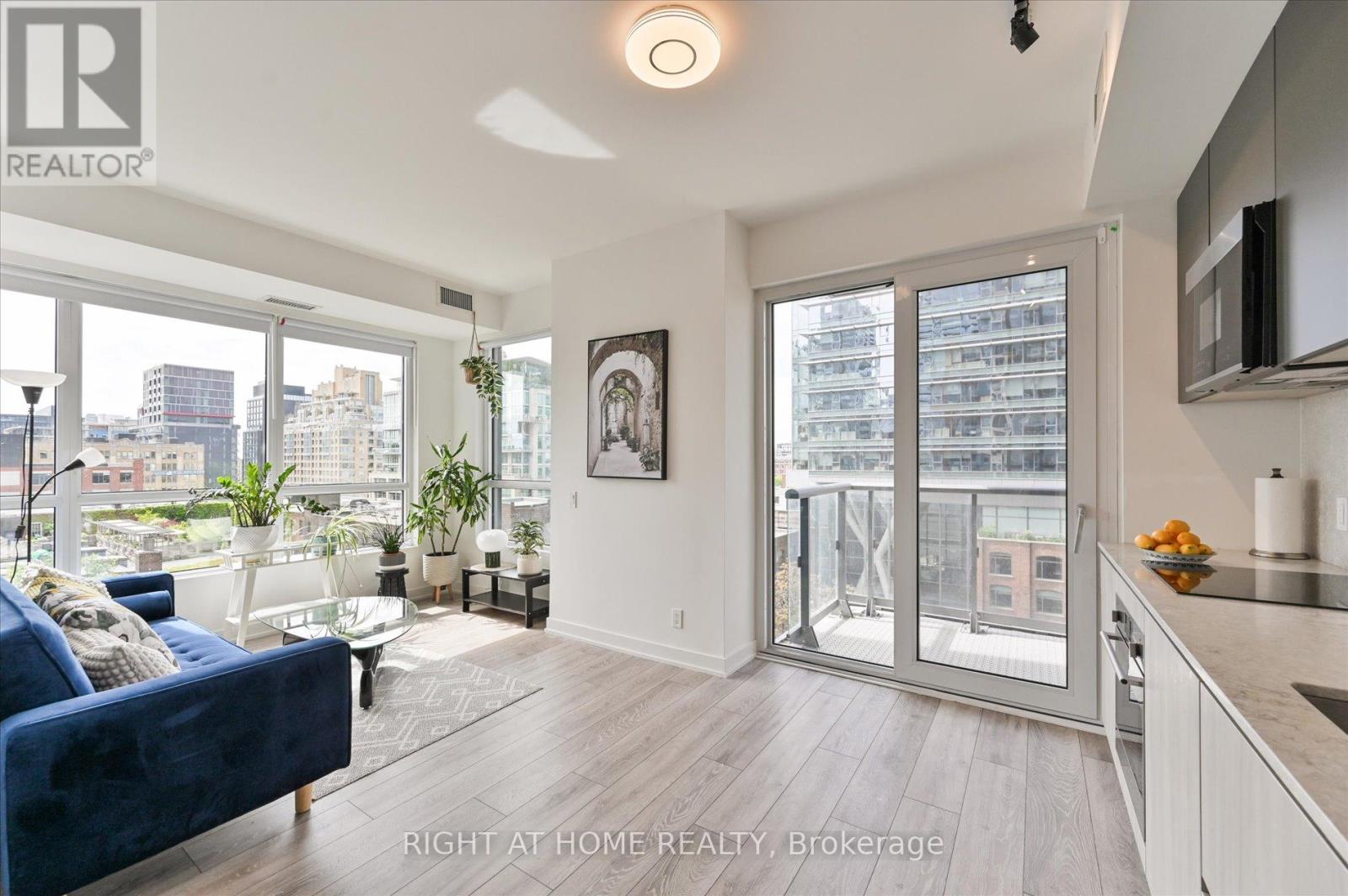 825 - 108 Peter Street, Toronto, Ontario  M5V 0W2 - Photo 6 - C12211915