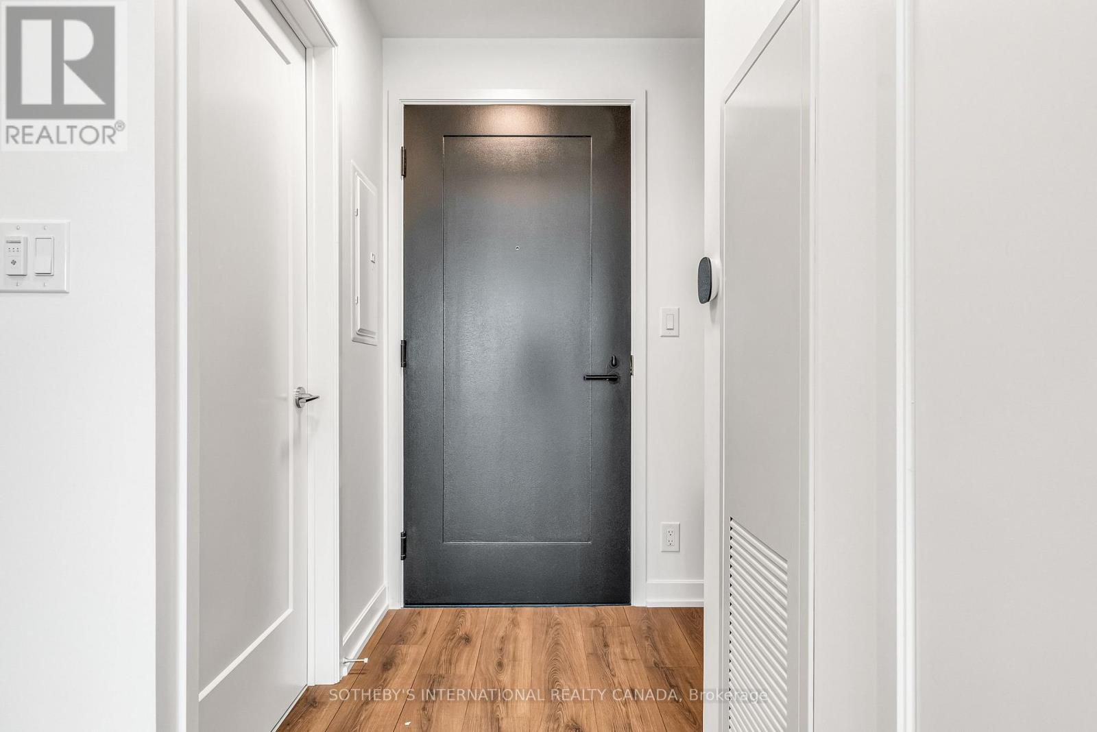 1021 - 88 Bathurst Street, Toronto, Ontario  M5V 0W8 - Photo 2 - C12211917
