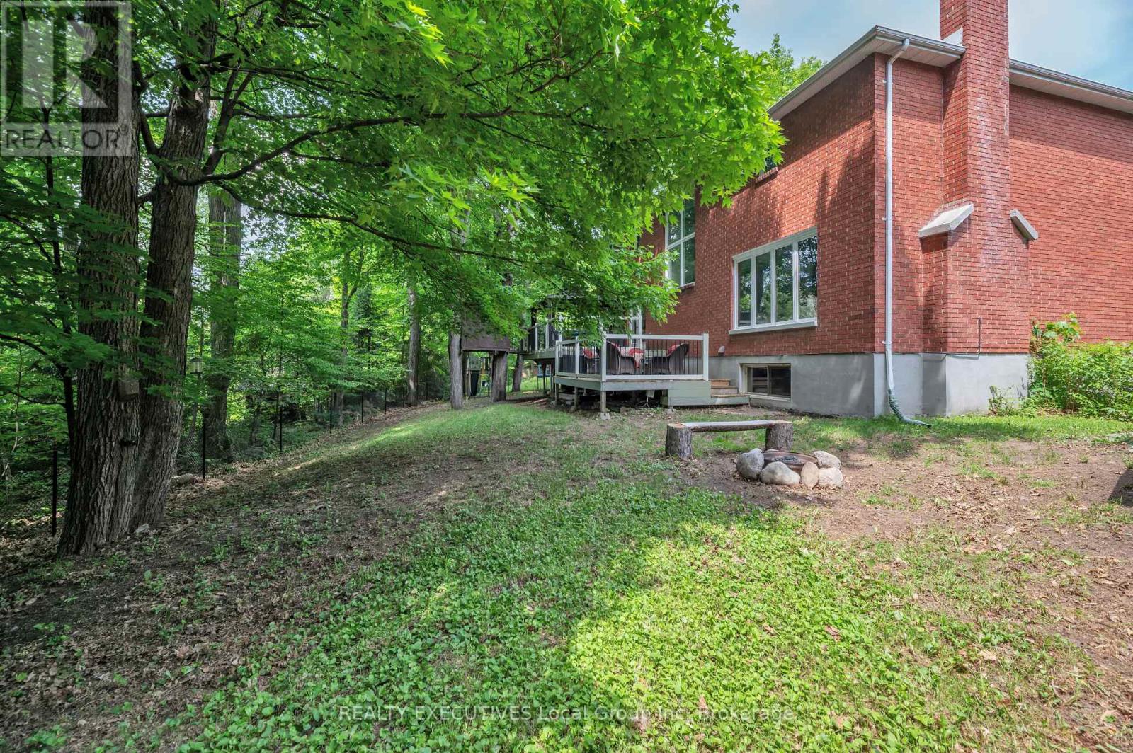 Property at 31 ROBINHOOD COURT image 4