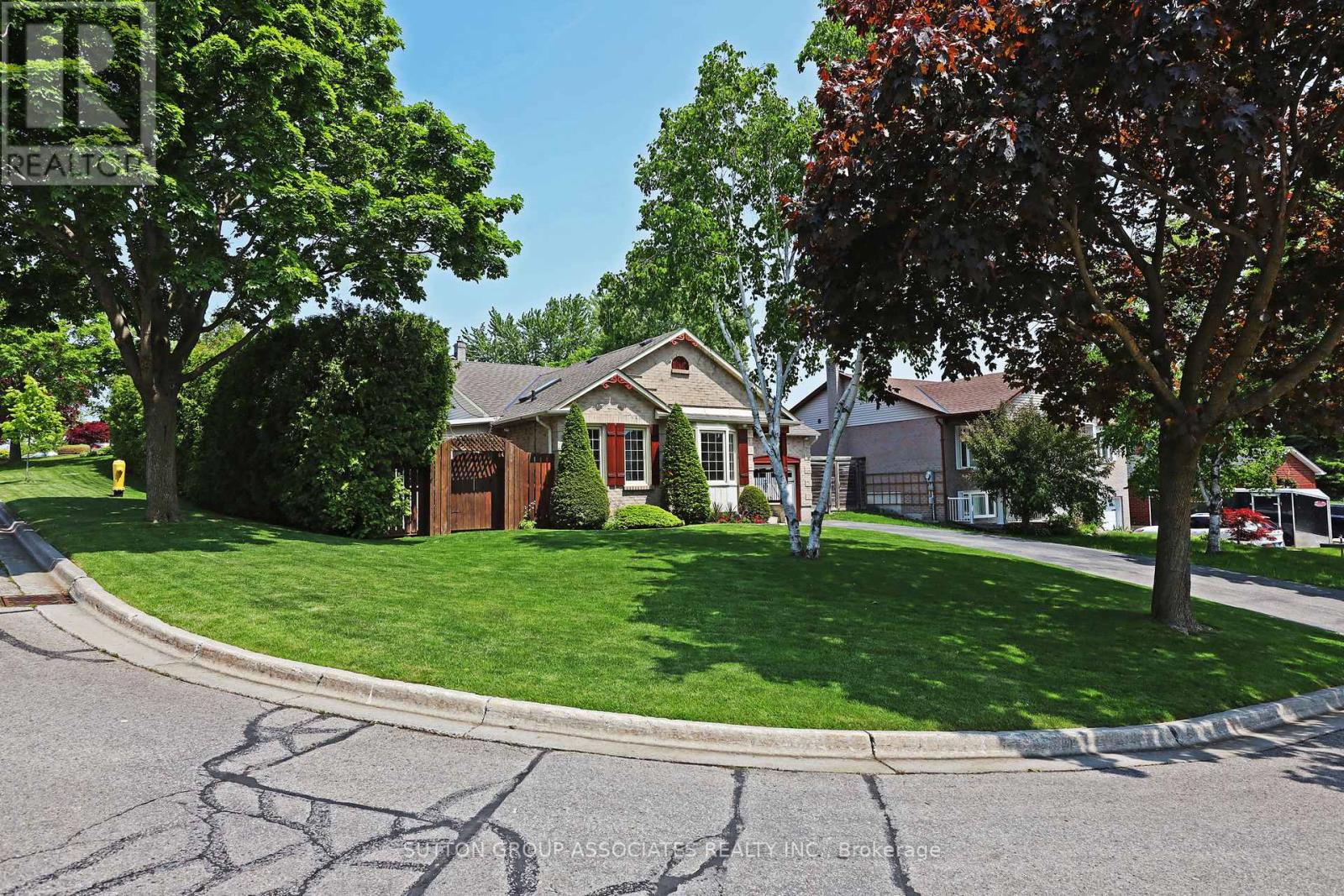 768 LOCHNESS CRESCENT, Oshawa, Ontario
