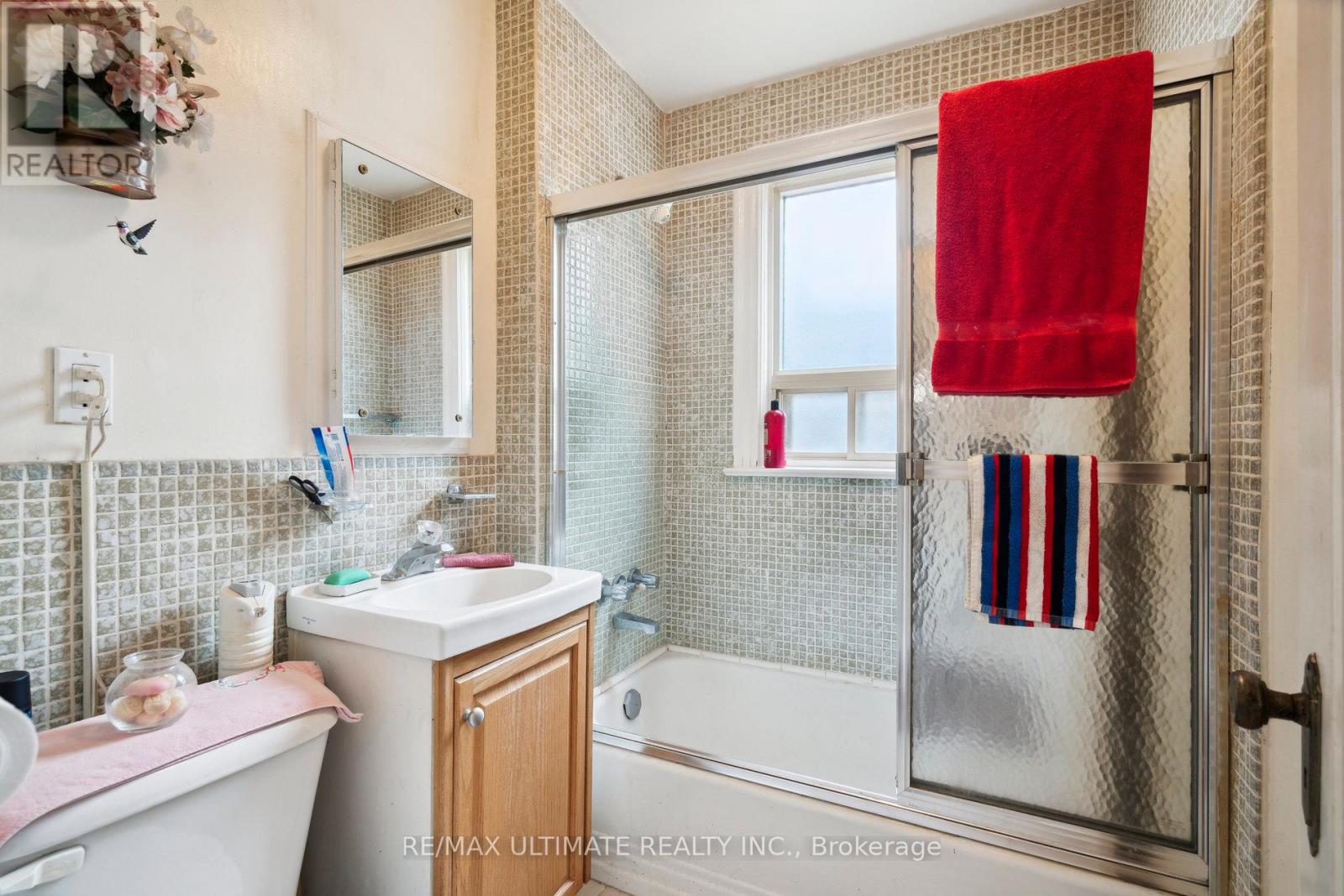 22 Stephen Drive, Toronto (Stonegate-Queensway), Ontario  M8Y 3M6 - Photo 10 - W12211888