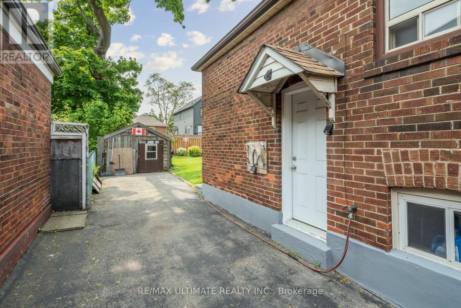 22 Stephen Drive, Toronto (Stonegate-Queensway), Ontario  M8Y 3M6 - Photo 13 - W12211888