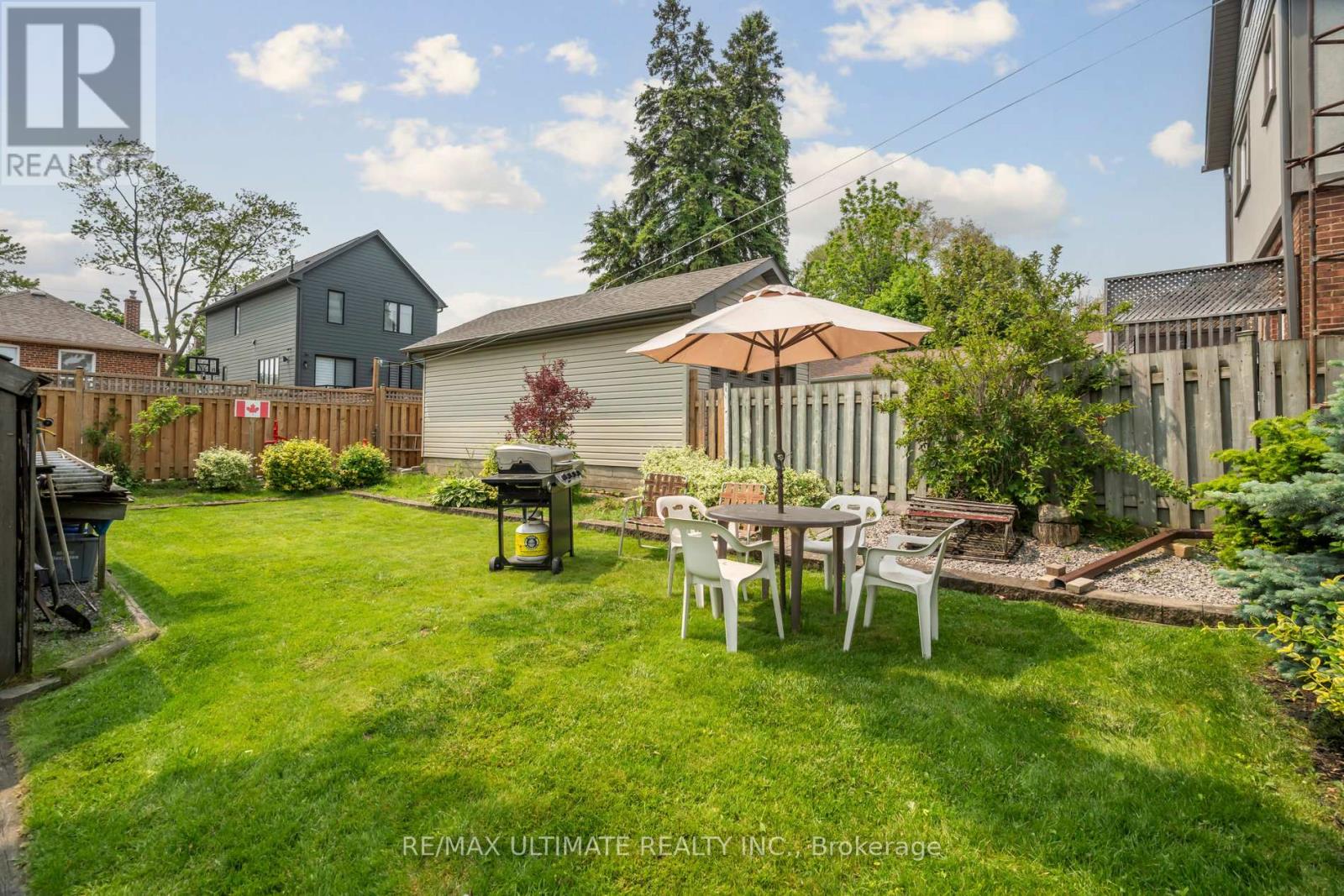 22 Stephen Drive, Toronto (Stonegate-Queensway), Ontario  M8Y 3M6 - Photo 14 - W12211888
